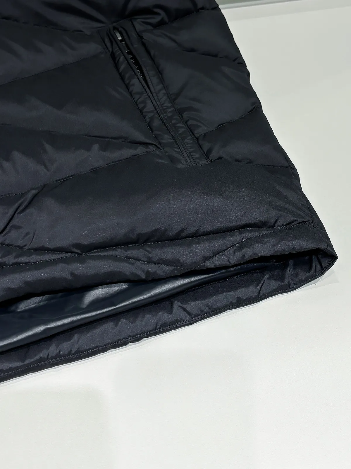 2026 🆕Mon*ler Classic . . , . . Rebound . DIST 90% . , 。 Classic ， 。 ， Breathable 。 Same Style :Black 24029Size : 1-4 1 ： 42cm- 112cm- 61cm 2 ： 44cm- 116cm- 63cm 3 ： 46cm- 120cm- 65cm 4 : 48cm- 124cm- 67cm